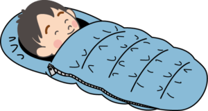 寝袋で寝る男性